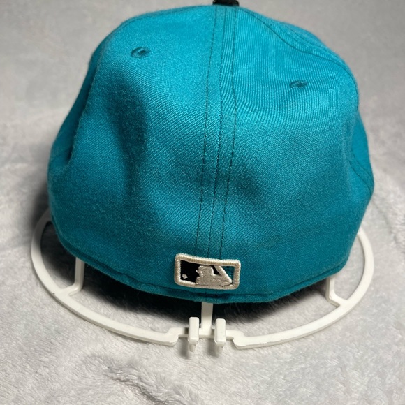 Fitted hat - Picture 3 of 6